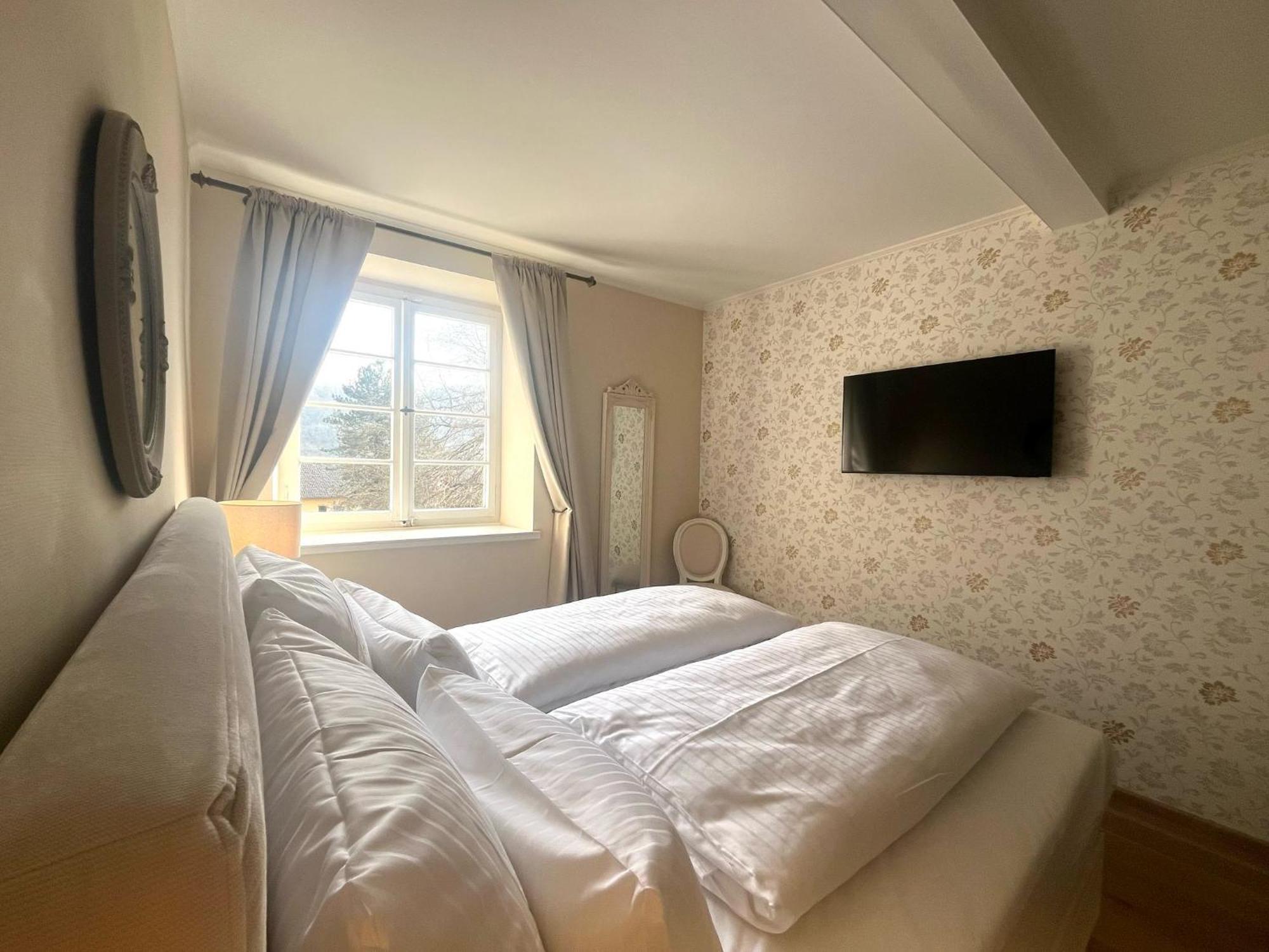 Karolingerhof - Mosel Hotel Krov Ngoại thất bức ảnh