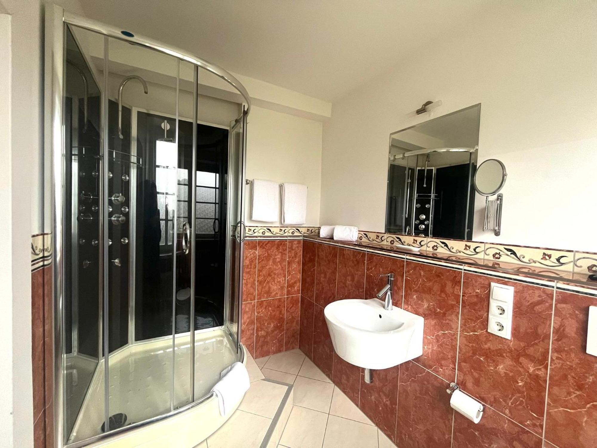 Karolingerhof - Mosel Hotel Krov Ngoại thất bức ảnh